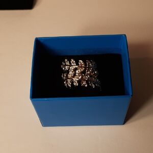 Roberto By RFM Elegant Gold-Tone Laurel Wreath Ring